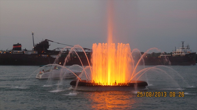vodna fontana na rieke Detroit USA