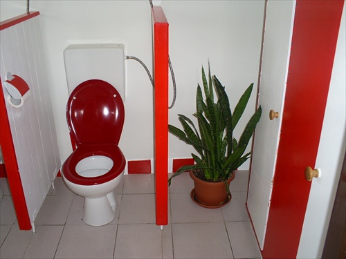 malý červený záchod