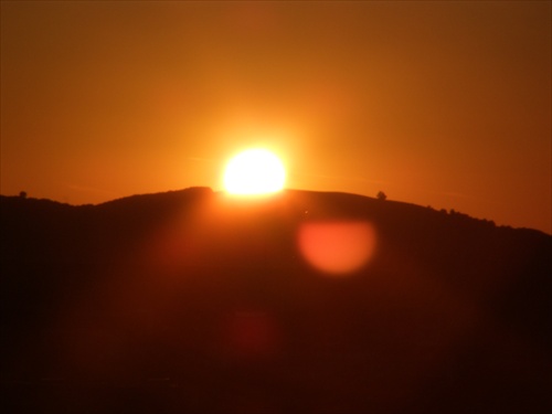 ako vyzerá západ slnka pri pohľade z kamenného kopca