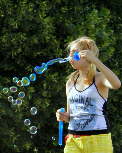 Dievčatko s bublinkami