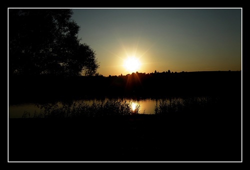 Západ slnka nad rybníkon