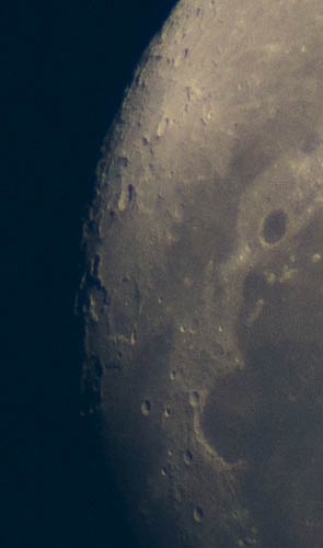 Výrez mesiaca tesne nad rovníkom na ľavej strane.