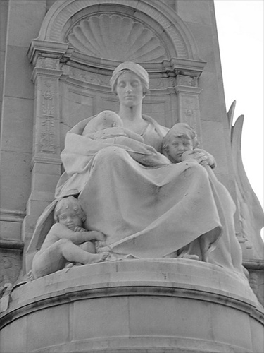 Matka brániaca deti, socha pred Buckingham palace