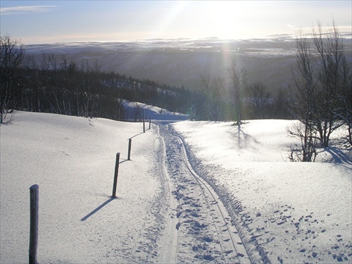 cerstvo napadany sneh v udoli Skurdalen,juzne Norko