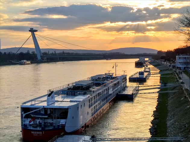 .Z ľavého brehu Dunaja.
