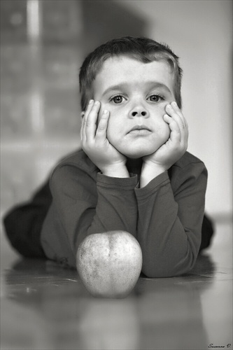 Chlapec a jablko..