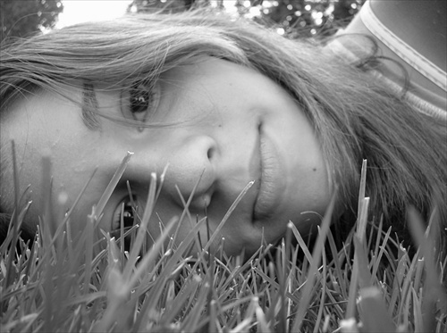 Dievča v tráve