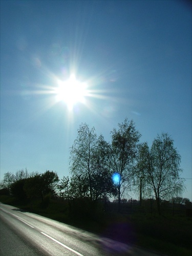 Slnko nad cestou