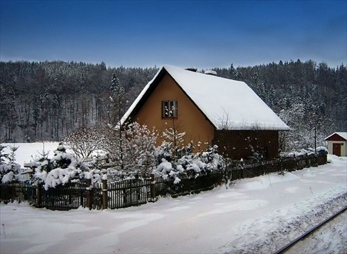dom pod snehom