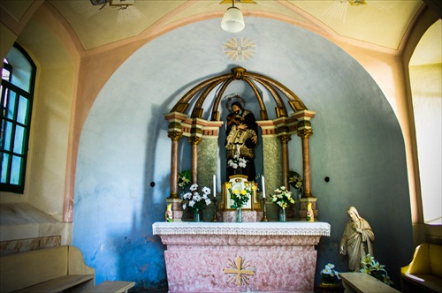 oltár v malej kaplnke