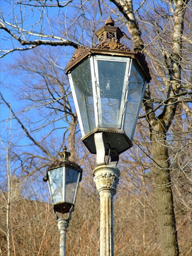 lampy v parku