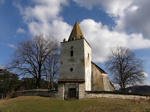 Románsky kostolík v Sadku