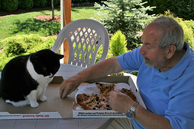 Naša mačička Kimmie mi pomáha s pizzou... :) :) :)