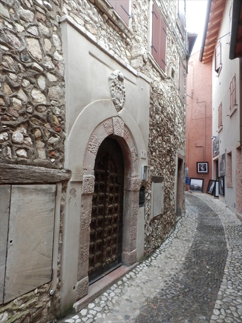 V uličke mesta Malcesine - Taliansko