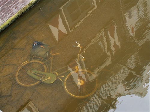 parkovisko I. pre bicykle_kanál v Amsterdame