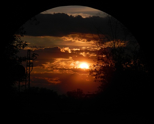 západ slnka vo viadukte
