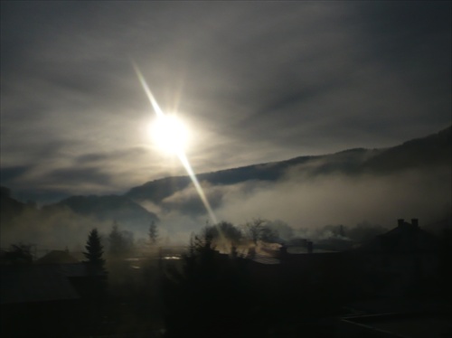 zápas oblakov,slnka,hmly a dymu