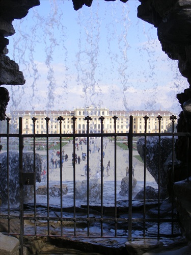 Schönbrunn za vodopádom