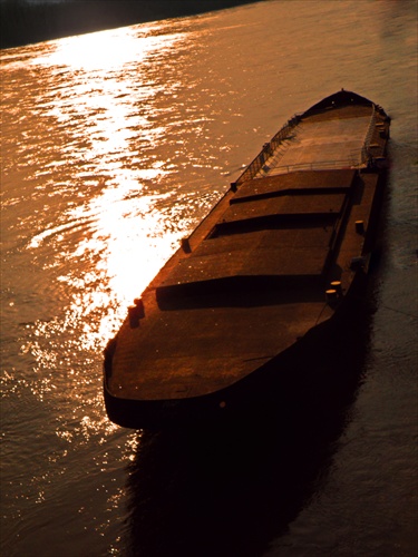 "Loď" na Dunaji