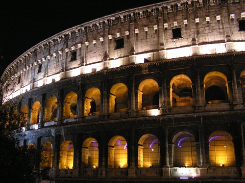 Nočné Koloseum v Ríme