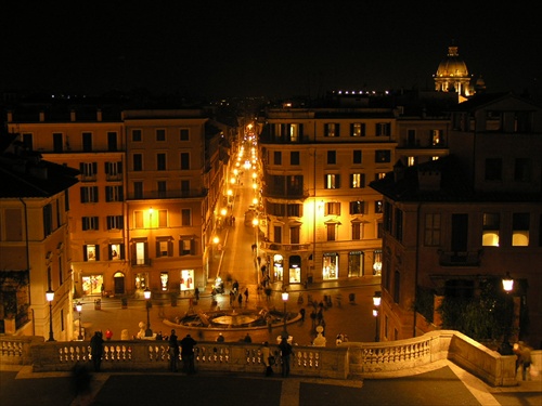 Nočné Španielske schody v Ríme
