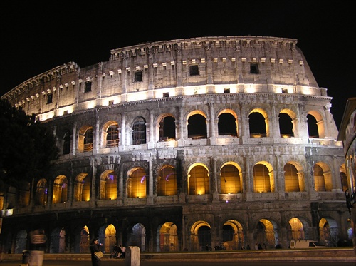 Nočné Koloseum v Ríme