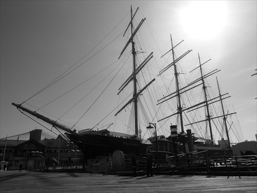 loď v prístave (NYC)