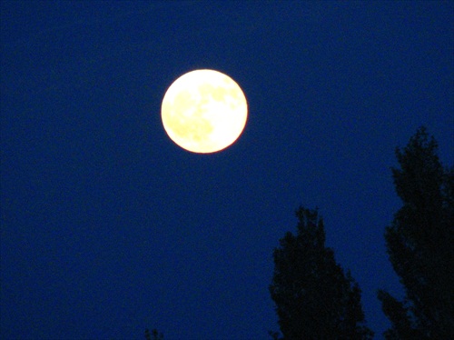 Mesiac v splne
