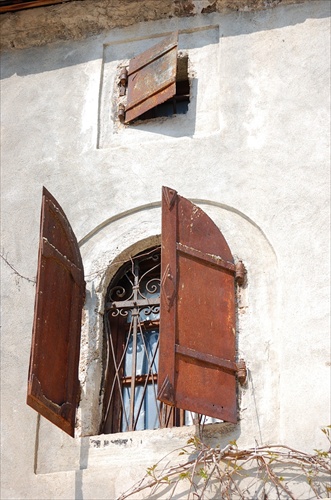 okno IV.