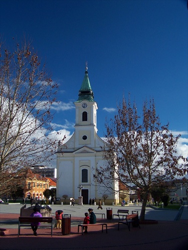 Námestie s kostolom v Bánovciach nad Bebravou