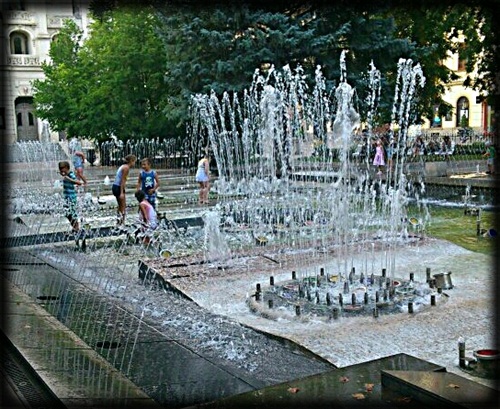 Deti hrajúce sa v hrajúcej fontáne...