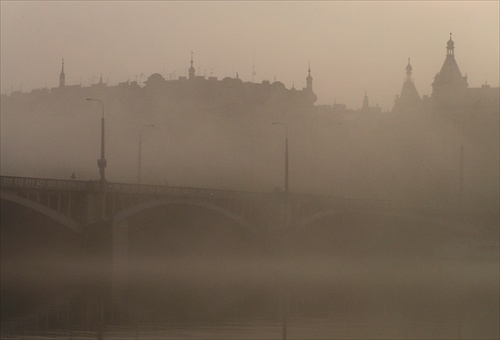 Praha v hmle, krásne ráno na biku