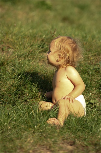 Dieťa v trave