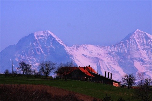 vyhlad z okna na Svajciarske alpy.- Svajciarsko nas novy domov
