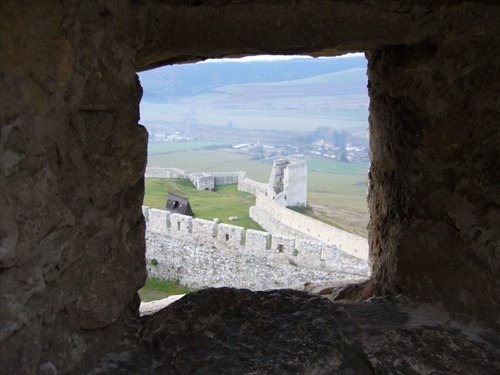 Spišský hrad cez strieľňu