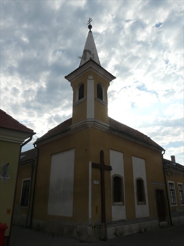 Atypicky umiestnená veža kostola