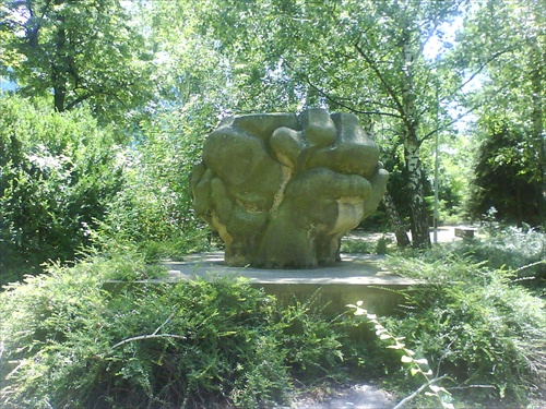 Monument v istrochemáckom parku