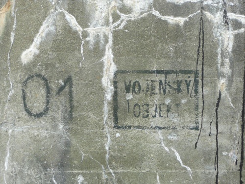 Detail na nápis na bunkri