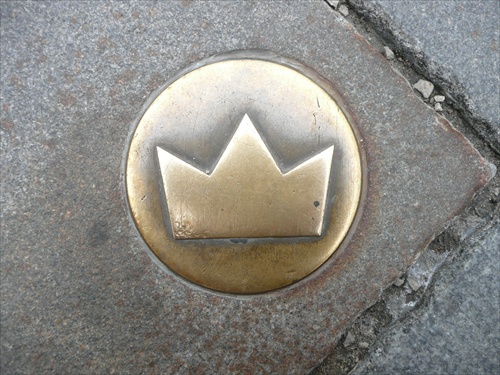 Detail na znak lemujúci kráľovskú cestu