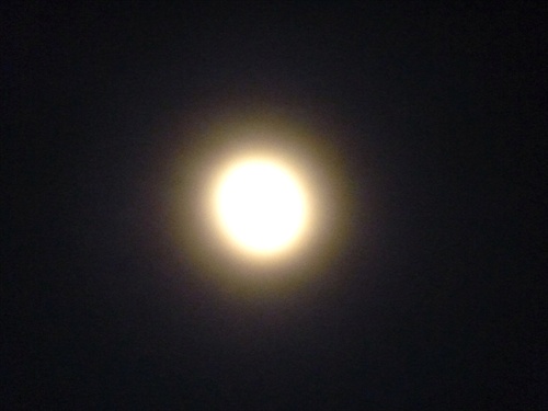 haló Mesiaca bez projekcie na mraky