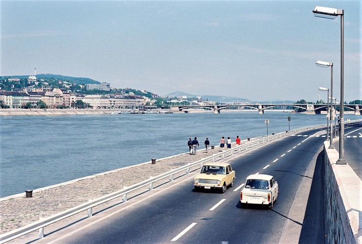 Trabant sa míňa s Žigulíkom na pobreží Dunaja...