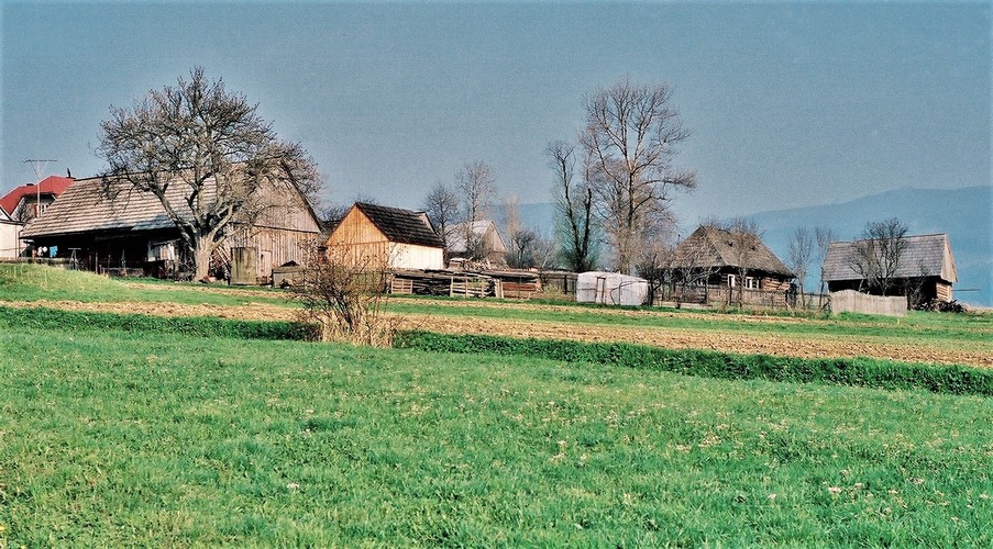 Drevená dedina... Nedeľa, 7. apríla 1991