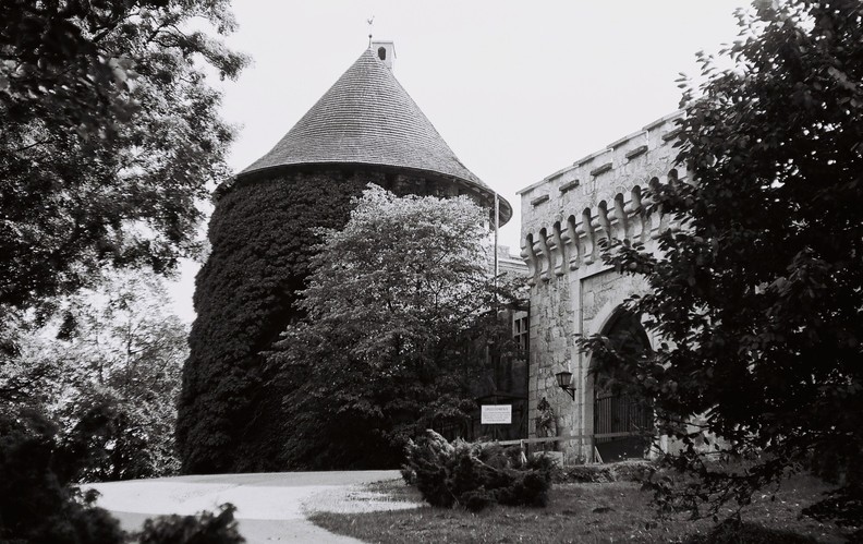 Hlavná brána do Smolenického zámku... Nedeľa,  5.októbra 1975