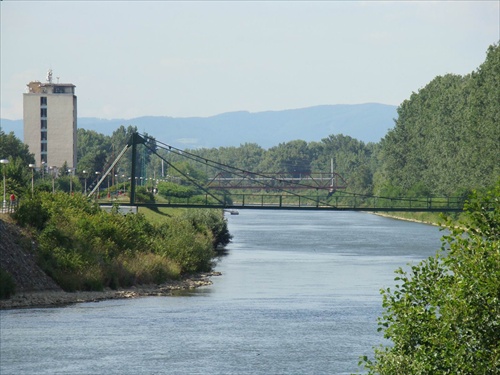 Mosty cez Biskupický kanál v Piešťanoch