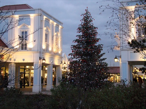 Vianočný stromček v nákupnom centre pri Parndorfe