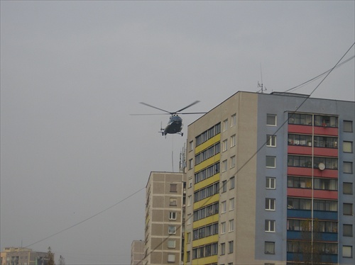 helikoptéra nad panelákmi