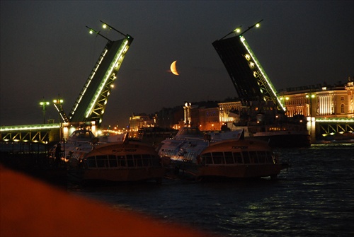 Mesiac s mostom v Petrohrade