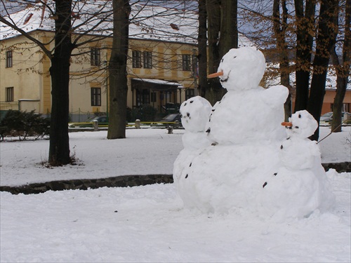 rodinka snehuliakov pred OcÚ Pliešovce