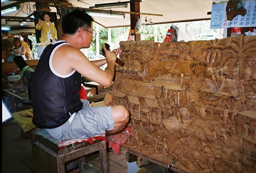 Thajsko-drevorezba z tikového dreva