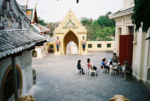 Thajsko-modlidby v chrámovom komplexe
